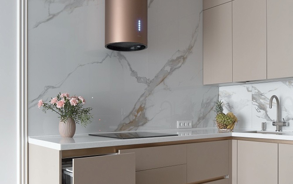 Нежная кухня с продуманным хранением