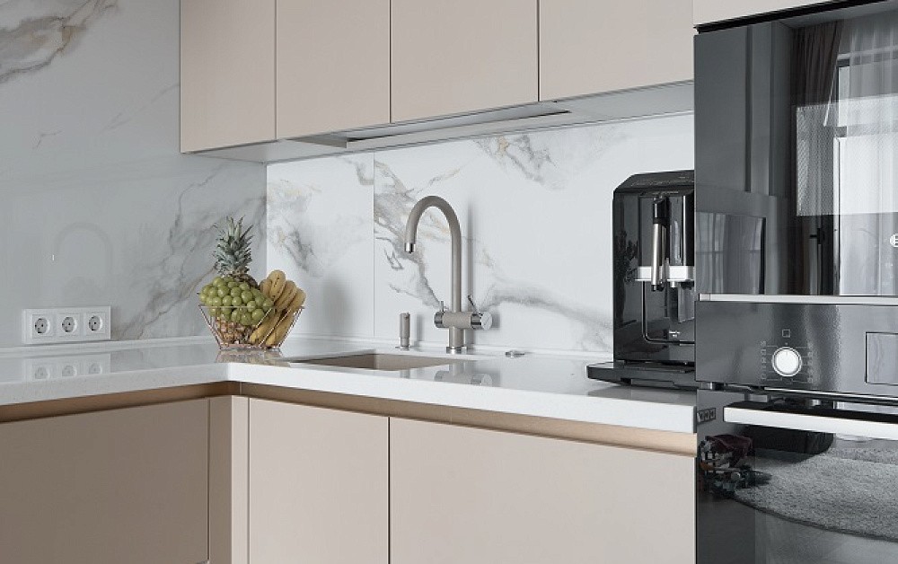 Нежная кухня с продуманным хранением