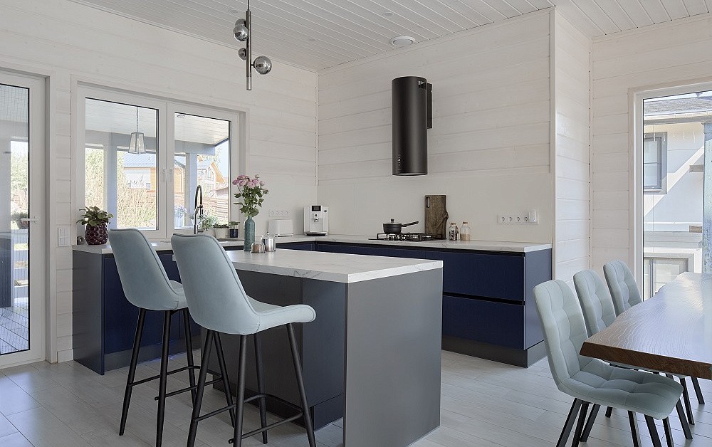 Бело-синяя кухня для гонщика Никиты Шикова