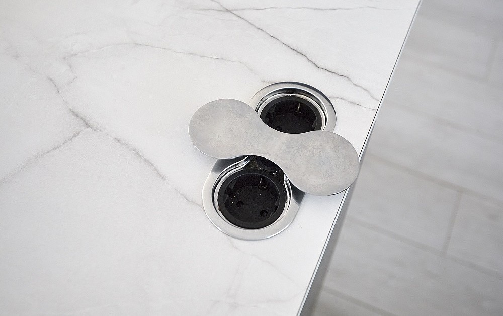 Бело-синяя кухня для гонщика Никиты Шикова