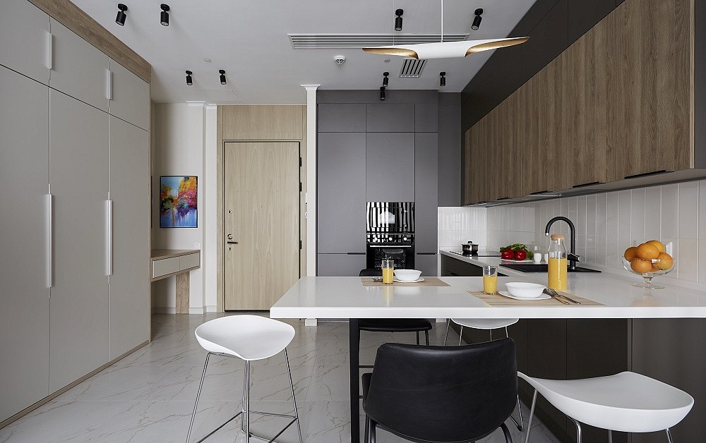 Большая П-образная графитово-белая кухня