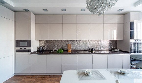 Светлая кухня в Сочи