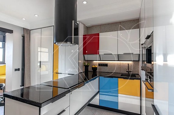 Современный дизайн белой кухни. Приобрести модные и стильные белые кухни предлагает фабрика «Кухонный двор».