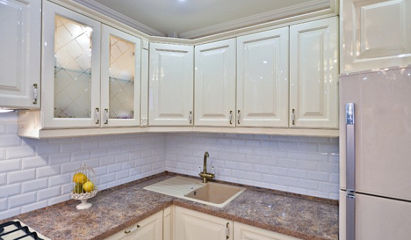 Светлая кухня в Санкт-Петербурге