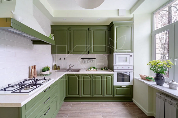 Угловая кухня в зеленом цвете