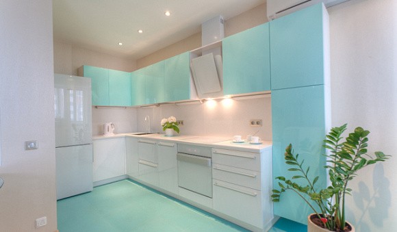 Светлая кухня в Сочи