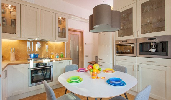 Светлая кухня в Сочи