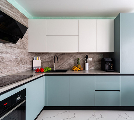 Нежно-голубая кухня в минималистичном интерьере