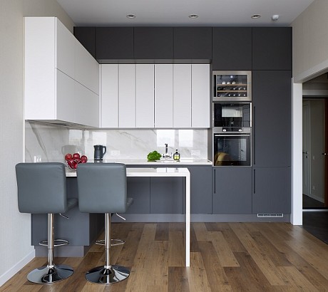 Вечная классика: бело-серая П-образная кухня